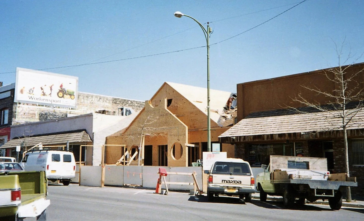 A photograph from 1987 showing the Deschutes Bend pub under construction.